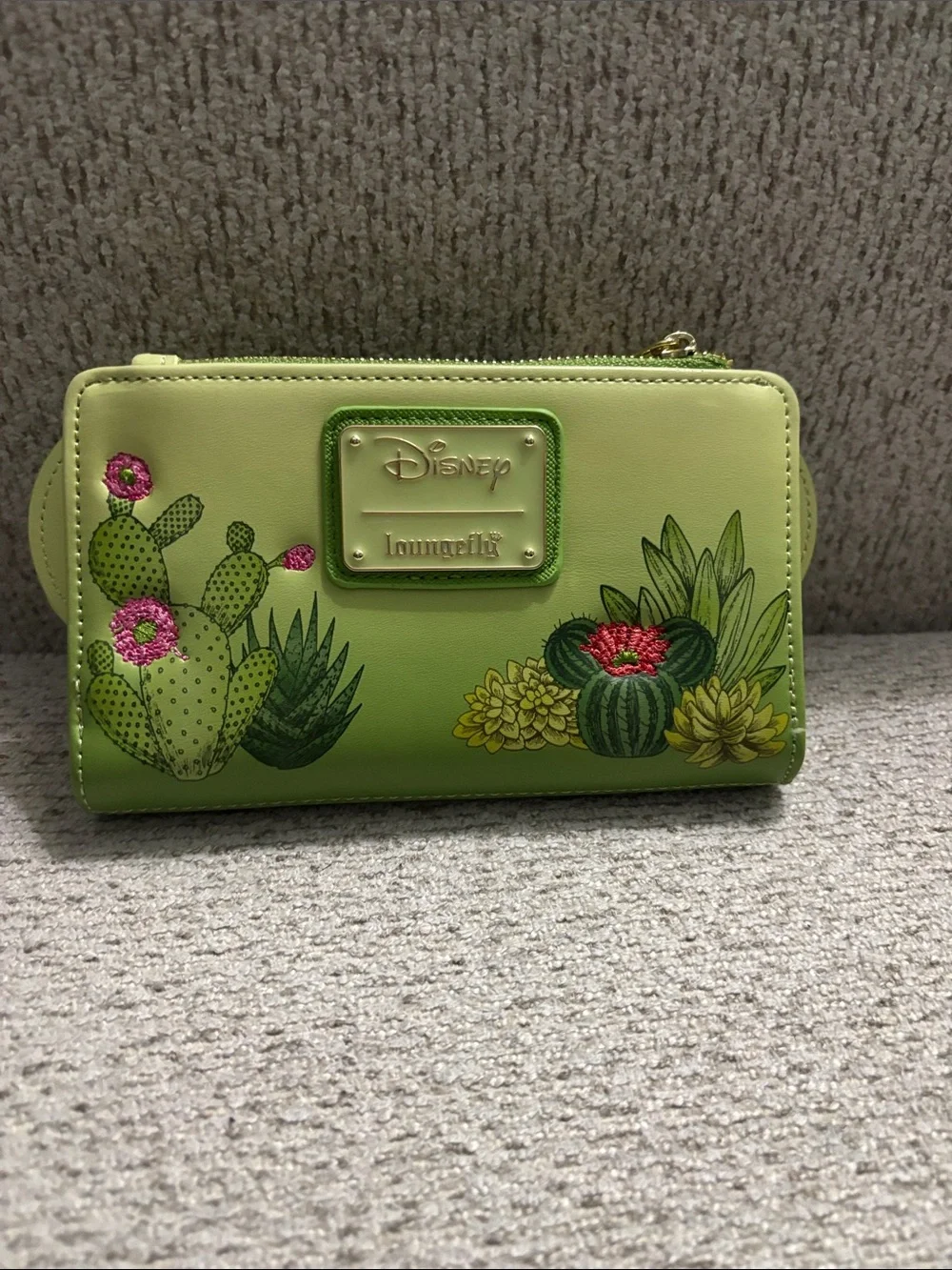 Green Floral Ear Wallet with Pink Bow - Picture 2 of 4